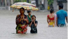 ভারি বৃষ্টিপাতে পানির নিচে মুম্বাই