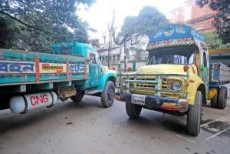 খালেদার কার্যালয়ের সামনে থেকে সরানো হল দুই ট্রাক