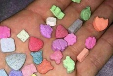 স্কুলে ছড়ানো হচ্ছে মাদক মেশানো ক্যান্ডি!